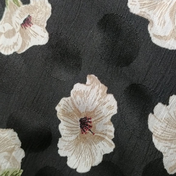 Flattering Zara 2 toned black flowered dress with collar and long button sleeves - Picture 12 of 12